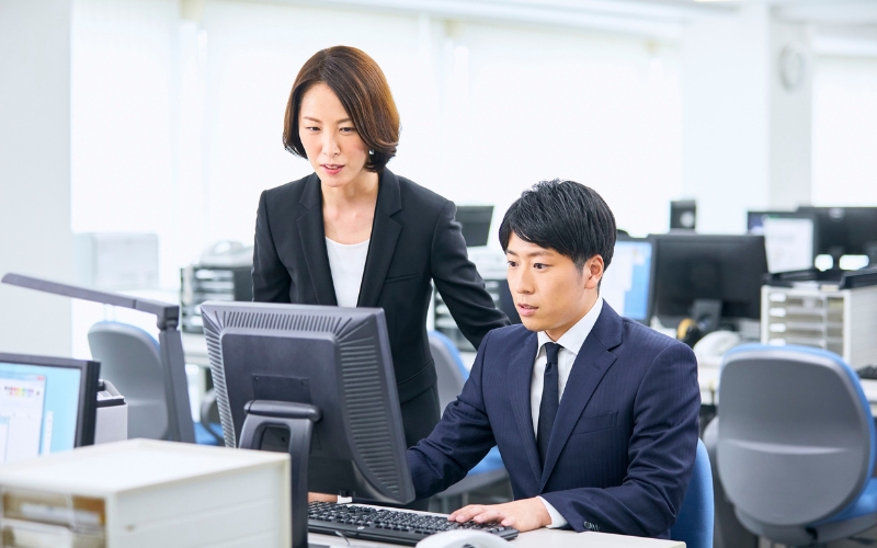 đào tạo nội bộ và thuê ngoài