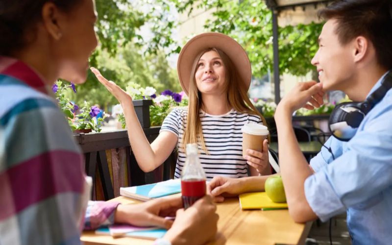 giao tiếp thường xuyên với người bản xứ