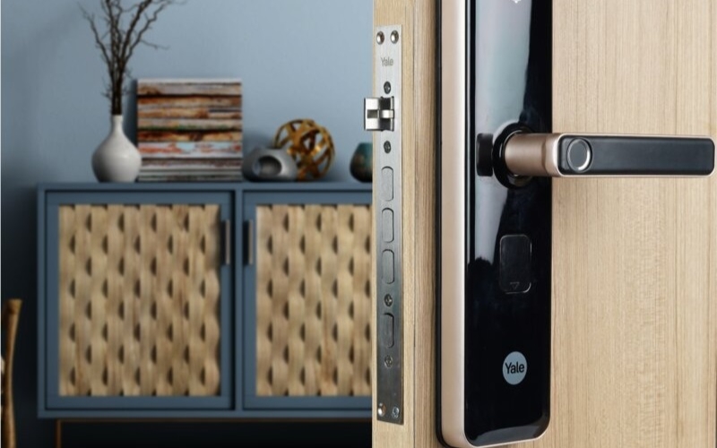 Khóa cửa vân tay Yale