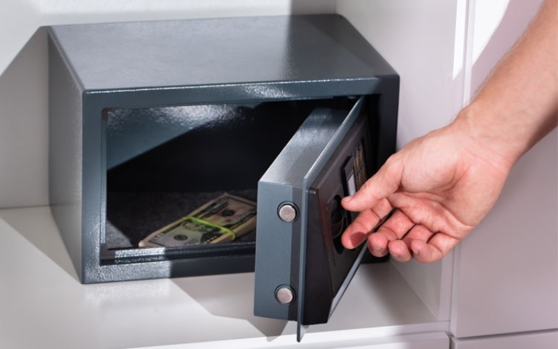 kkiểm tra tay nắm và hệ thống chốt khóa