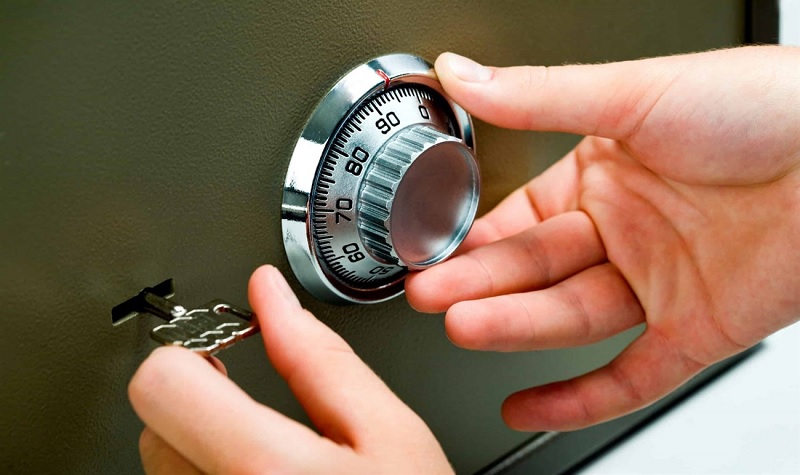 dùng chìa cơ dự phòng để mở khóa két sắt