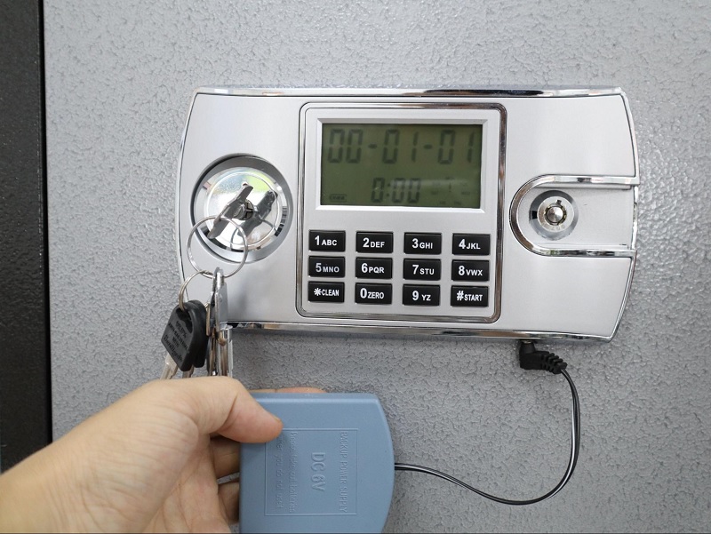 dùng hộp pin dự phòng bên ngoài